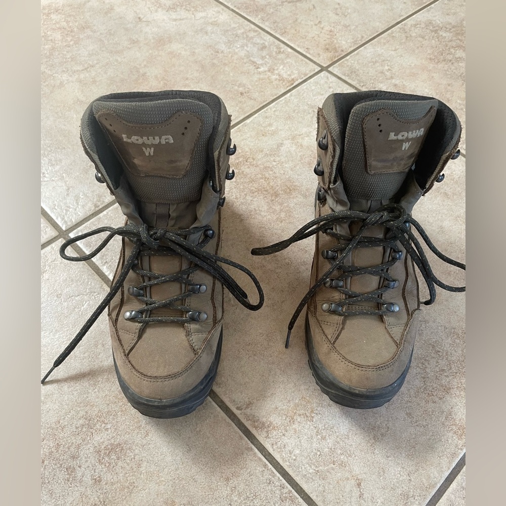 Lowa Renegade hiking boots. Women’s 9 wide - Picture 2 of 6